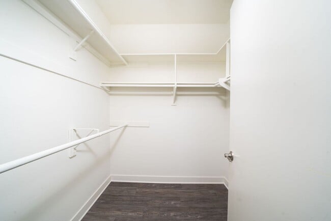 Building Photo - Remodeled, ground level, 1 bedroom, 1 bath condo in Lakeside Garden Grove Community