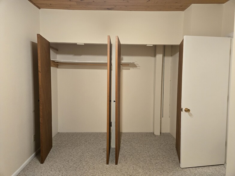 Second Bedroom Closet - 4555 Ridgeway Dr