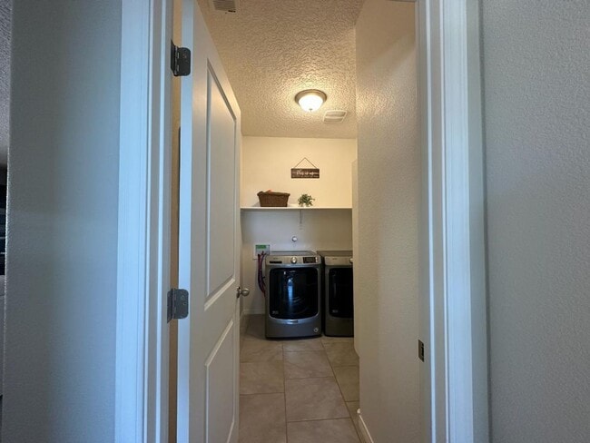 Building Photo - Beautiful Spacious Home!! Don't miss this ...