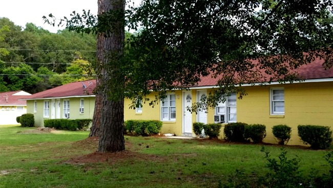 Building Photo - Pine Villa Apartments