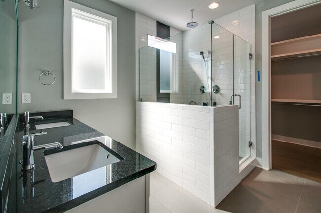 Building Photo - Stunner in the Arts District