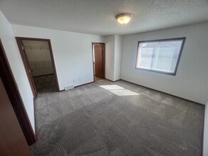 Building Photo - 4257 Estate Dr S