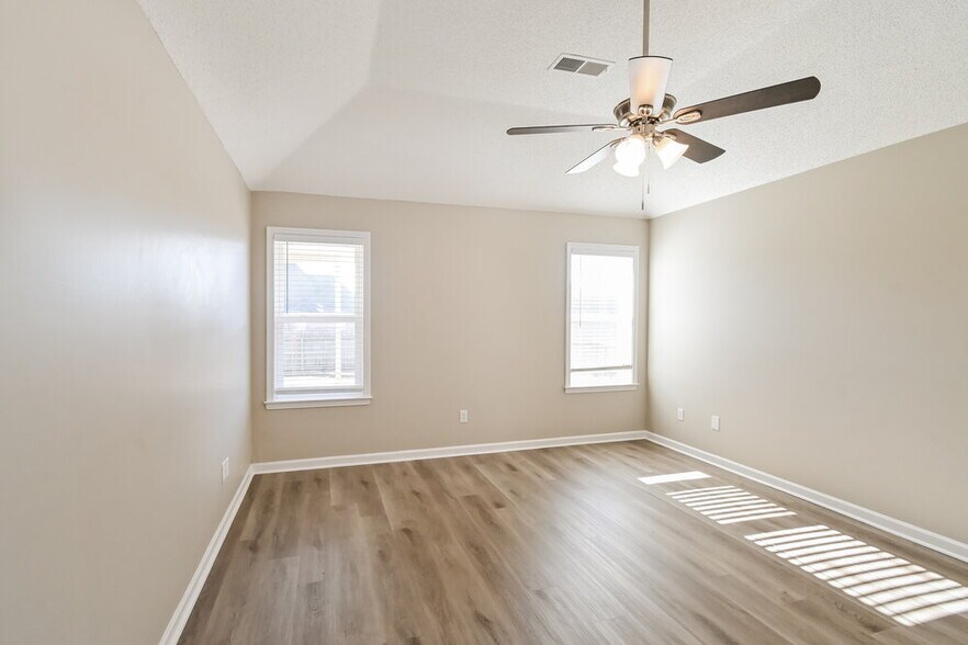 Building Photo - 5150 Bluff Springs Cove