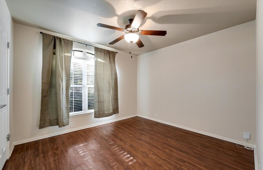 Building Photo - 5248 Columbia Dr