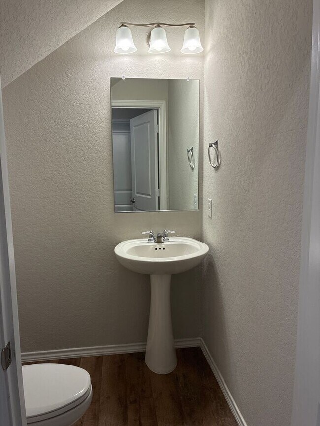 Building Photo - Charming 4 beds 2.5 baths in San Antonio!