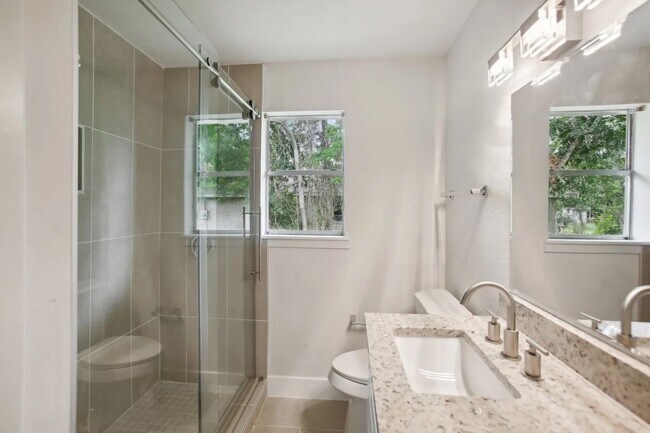 Building Photo - 906 S Rd