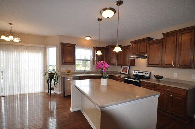Building Photo - 2556 Diamond Lake Dr