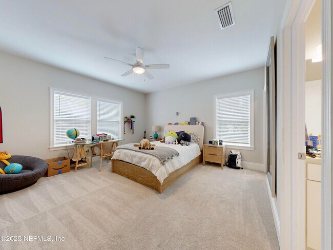 Building Photo - 401 Payasada Lakes Ave