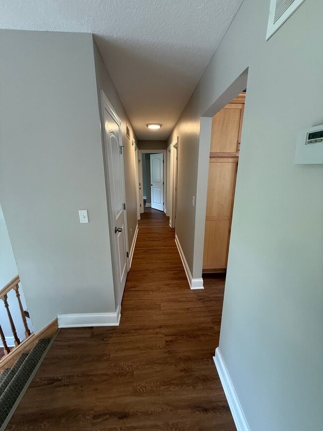 Building Photo - 4br, 2ba home with two large garages