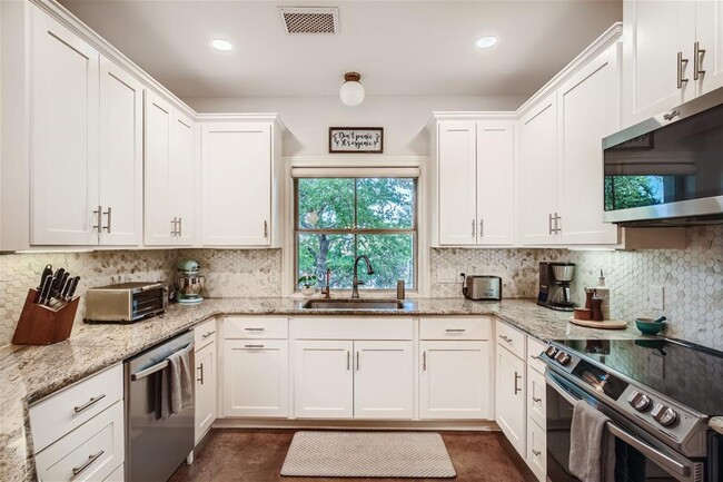 Building Photo - 21825 Briarcliff Dr