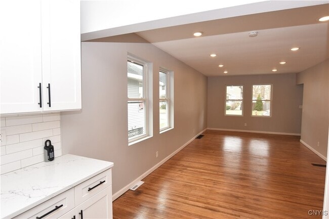 Building Photo - 112 Woodlawn Ave W