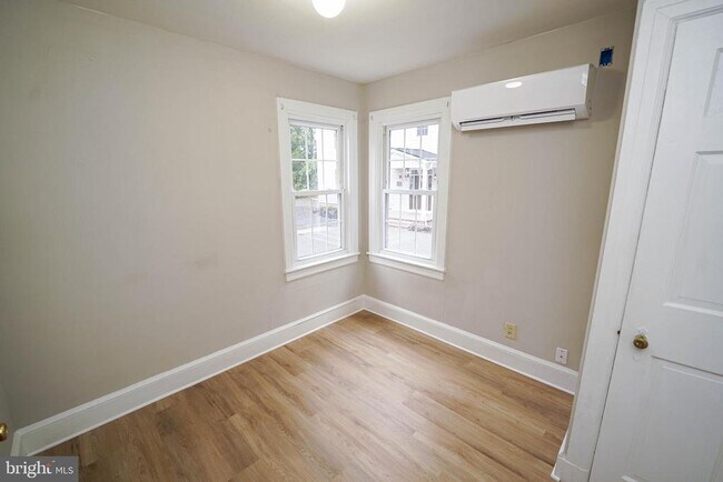 Building Photo - 308 N Division St