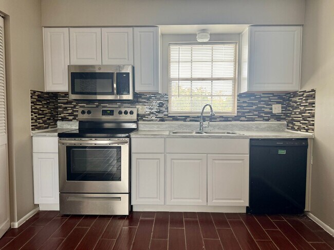 Building Photo - 1 Bed/1 Bath Second Floor Condo in recently renovated apartment community!