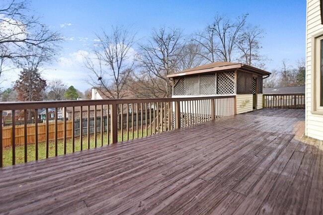 Building Photo - Pet Friendly Three Bedroom!