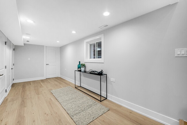 Building Photo - 4721 W Warwick Ave