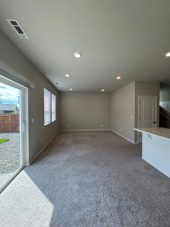 Building Photo - HUGE NEW PET FRIENDLY