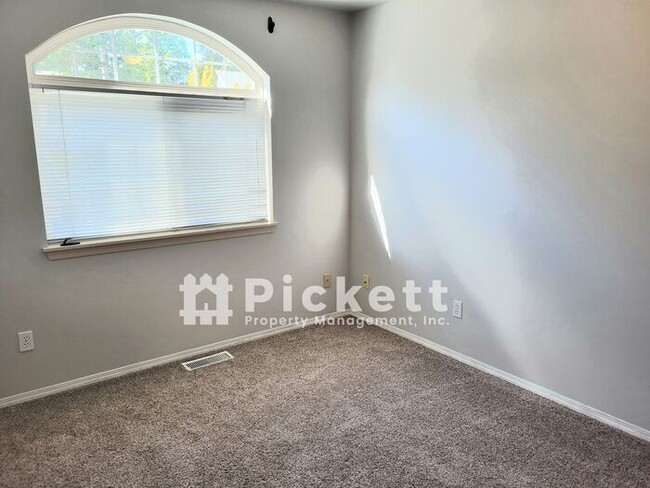 Building Photo - Lovely 3 Bedroom Ridgetop Townhome