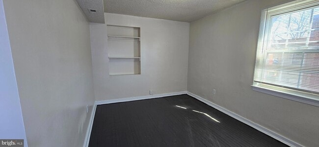 Building Photo - 604 Mellon St SE