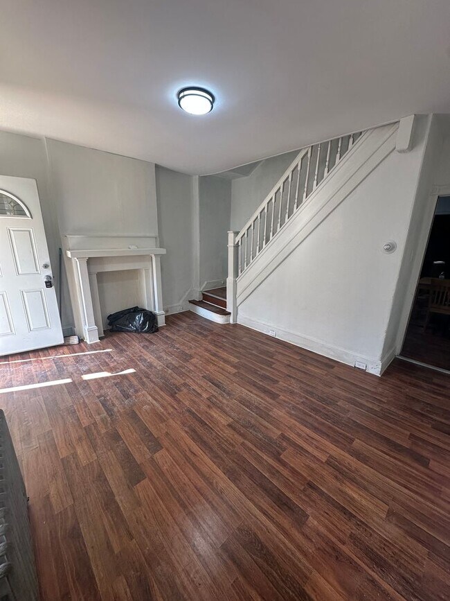 Building Photo - 2 Bedroom, 1 Bath Rowhome available today!