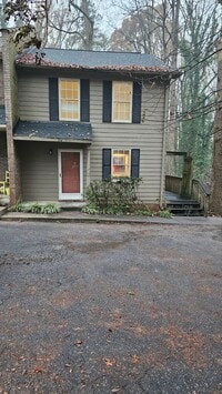 Building Photo - CHARMING 2 BEDROOM TOWNHOME-1/2 MILE FROM ...