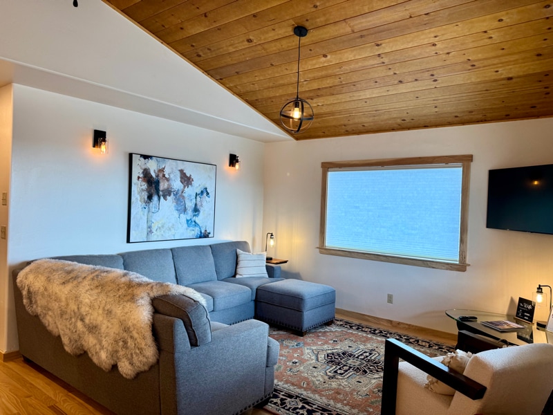 Building Photo - 245 Kokanee Dr E