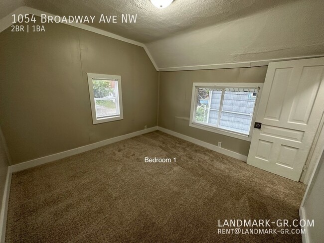 Building Photo - Updated 2-3 Bed, 1-Bath – First Month $1,0...