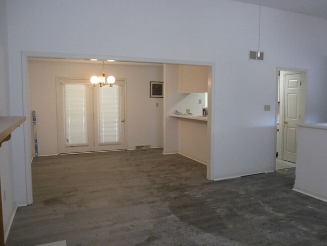 Building Photo - Charming home centrally located