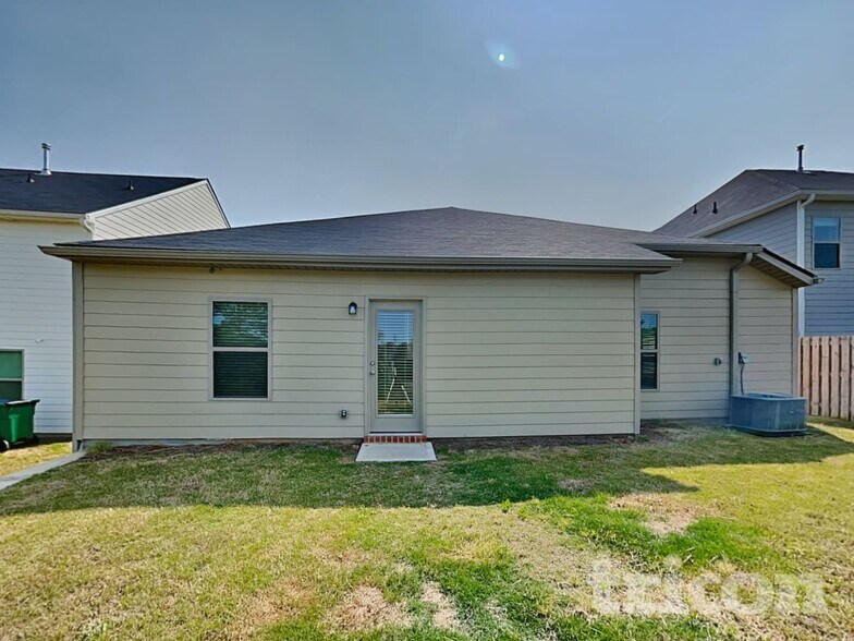 Building Photo - 930 Equine Dr