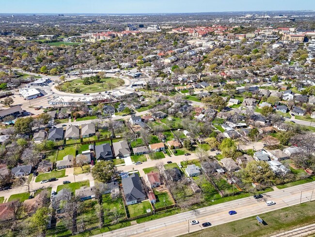 Building Photo - 2837 S Hills Ave