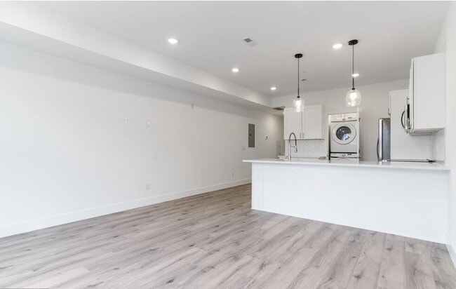 Building Photo - 2429 W Thompson St