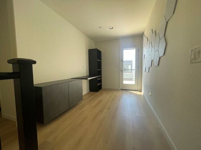 Building Photo - 1250 Abbey Ln
