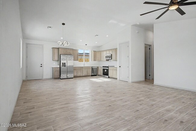Building Photo - 827 E 33rd St