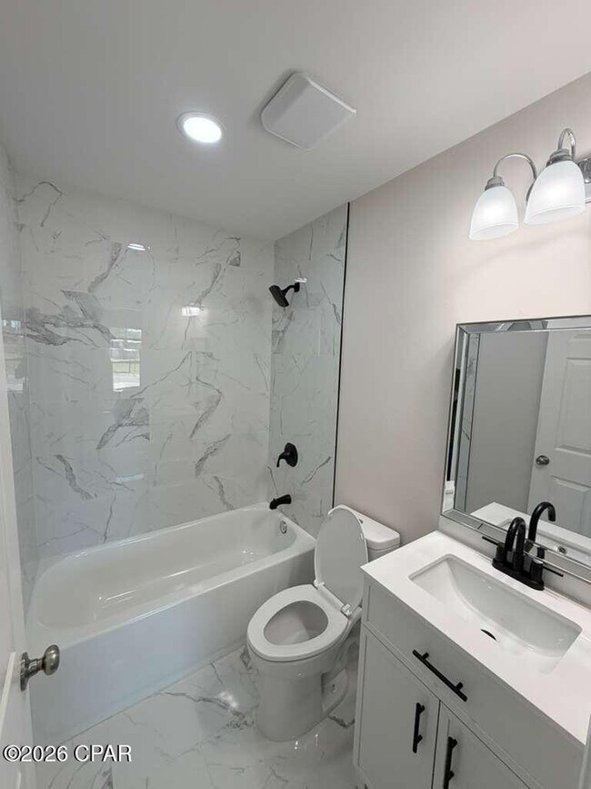 Building Photo - 801 E 12th St