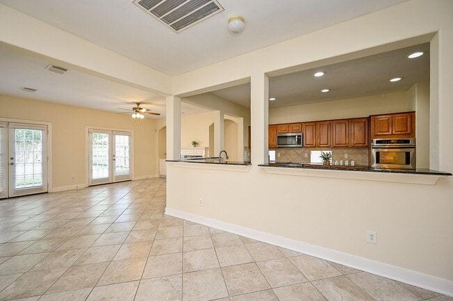 Building Photo - 1547 Lakeside Enclave Dr