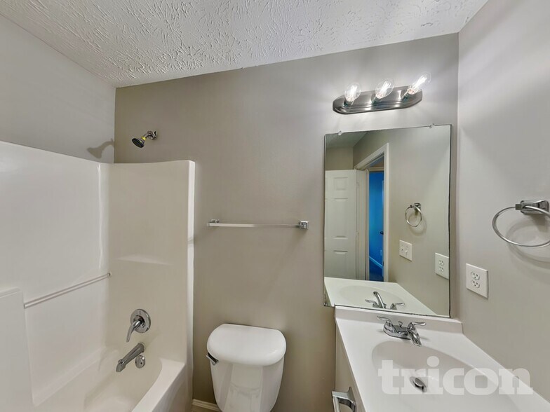 Building Photo - 1420 Buckingham Pl