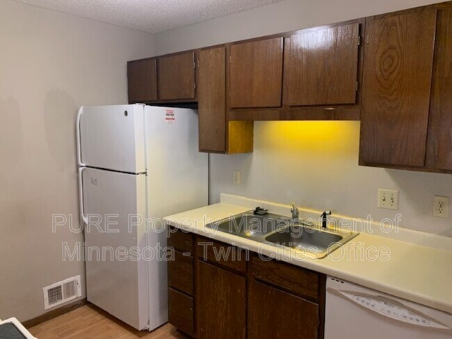 Building Photo - 1696 Pleasant St Apt C