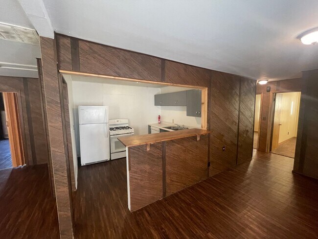 Building Photo - 4 bed 1 bath, with extra large utility are...