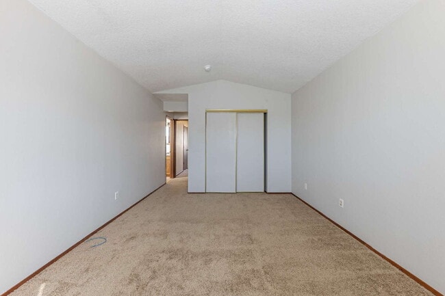 Building Photo - Spacious Townhome 3 Bedrooms plus office!