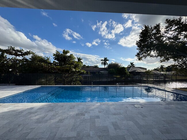 Building Photo - 1882 Coral Point Dr