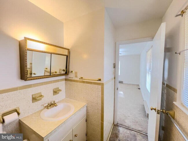 Building Photo - 194 Red Hill Rd