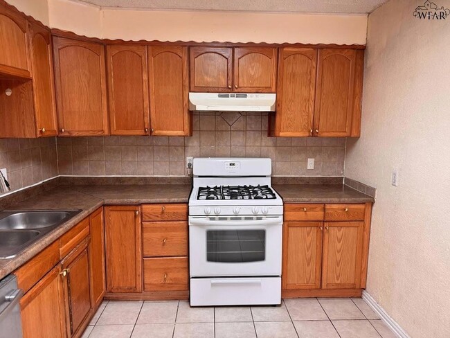 Building Photo - 1612 Phoenix Dr