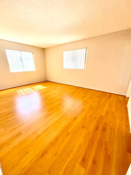 Building Photo - 430 E San Jose Ave
