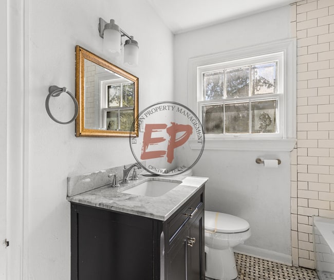 Building Photo - 618 Adams Ave