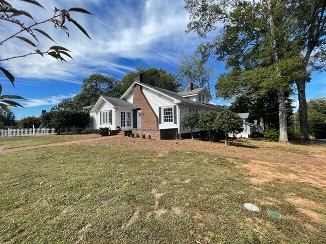 Building Photo - Updated 3/2 House in Old East Rome $1,895