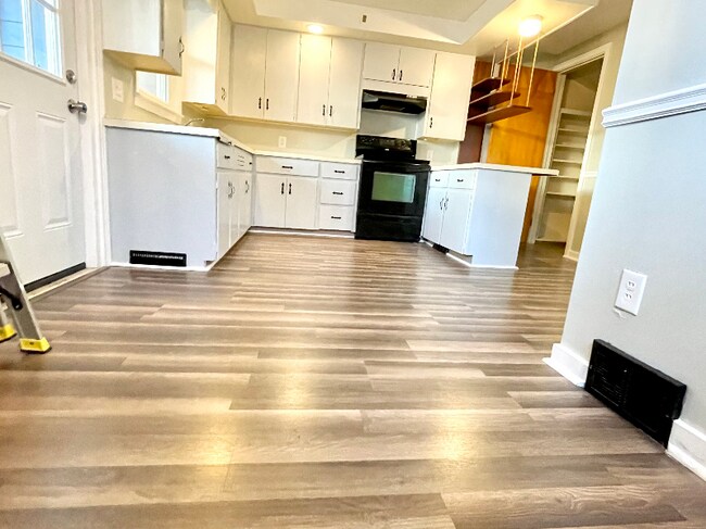 Building Photo - 107 Mechanic St