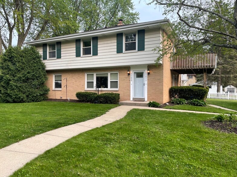 3 Bedroom, 1.5 Bath Upper Duplex 1250sq.ft - 11611 W Elmhurst Pky