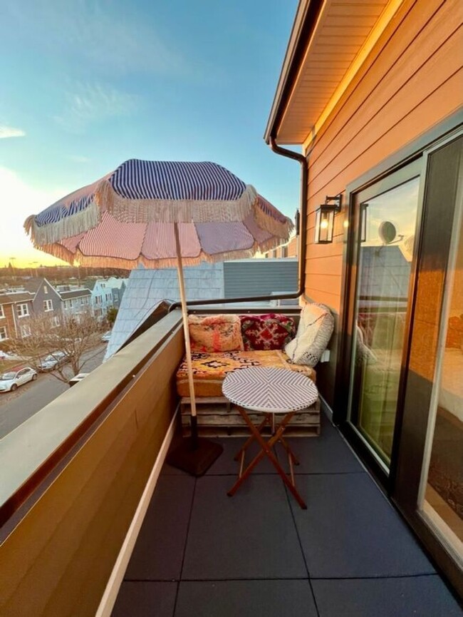 Building Photo - 1130 Penn St NE