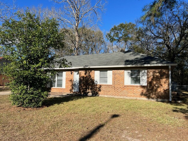 Building Photo - *Move-In Ready* 4 Bedroom 2 bath, Remodele...