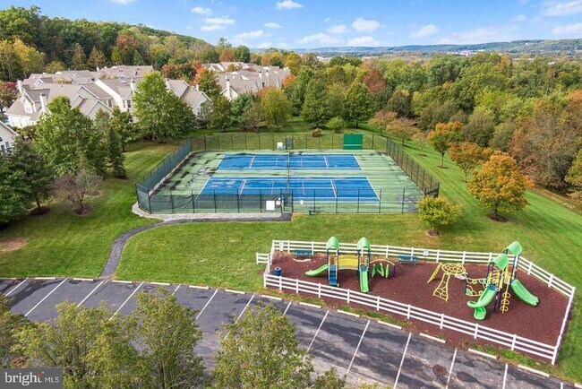 Building Photo - 233 Birchwood Dr