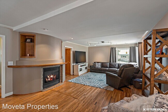Building Photo - 4 br, 3.5 bath House - 1334 K Street